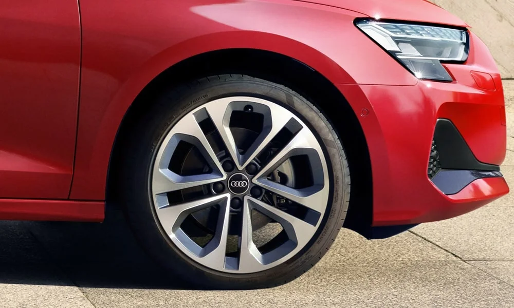 Фото Audi A3 — колесо и диск. Дизайн спиц и профиль резины крупным планом Audi A3 — колесо и диск