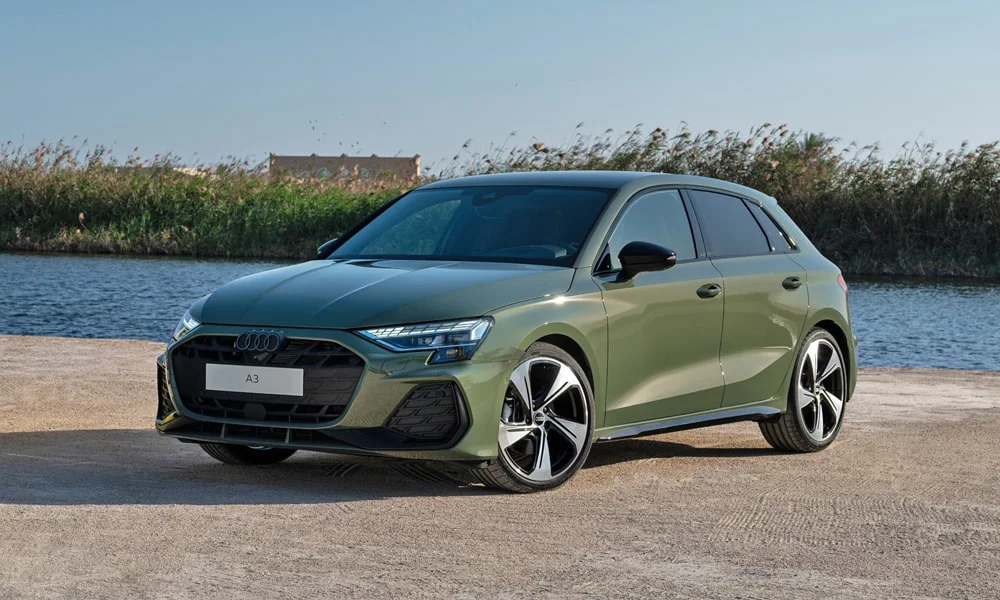 Фото Audi A3 Sportback — вид спереди, фото 5. Передок в зелёном исполнении — крупная светотехника и выразительный бампер Audi A3 Sportback — вид спереди, фото 5