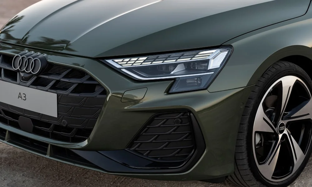 Фото Audi A3 Sportback — вид спереди, фото 7. Зелёный кузов, строгая симметрия оптики — базовый ракурс знакомства с дизайном Audi A3 Sportback — вид спереди, фото 7