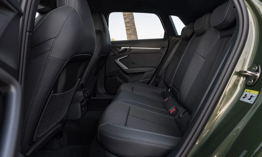 Фото Audi A3 Sportback — интерьер. Общий план салона: архитектура панели, консоль и кресла. Светлая гамма зрительно расширяет салон, тёмная — практичнее в уходе Audi A3 Sportback — интерьер