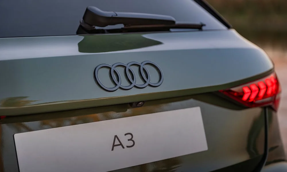 Фото Audi A3 Sportback — вид сзади, фото 5. Зелёный кузов сзади — фонари и бампер определяют ночной образ модели. Светодиодная полоса или раздельные секции — задняя оптика стала главным украшением кормы Audi A3 Sportback — вид сзади, фото 5