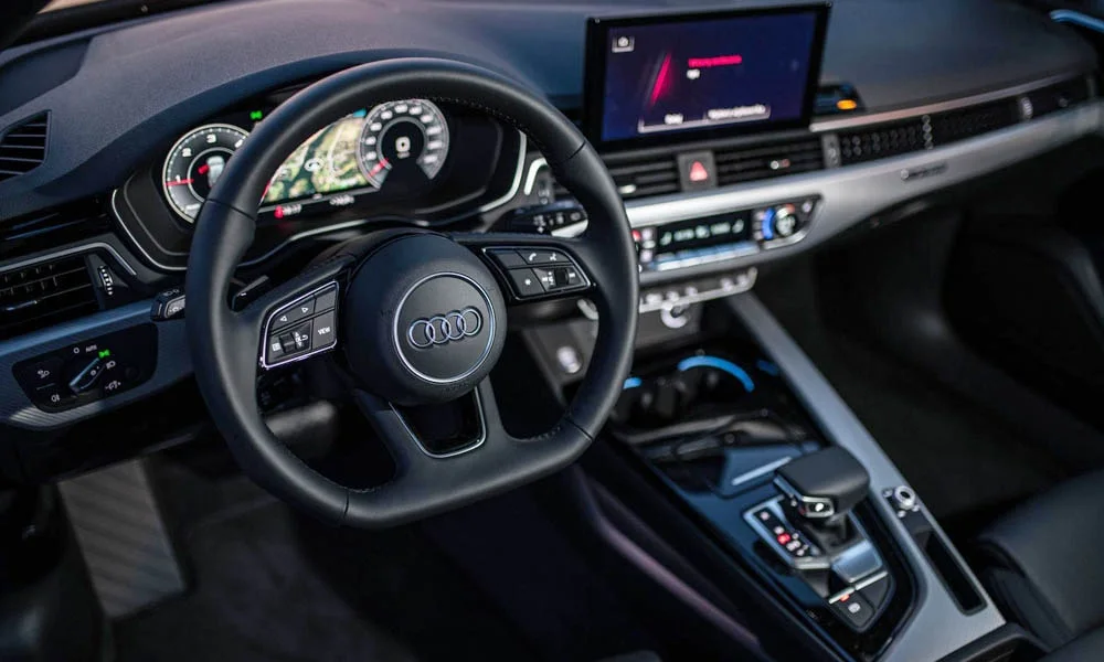 Фото Audi A4 allroad quattro — передняя панель. Передняя панель в тёмной отделке: расположение экранов и дефлекторов Audi A4 allroad quattro — передняя панель