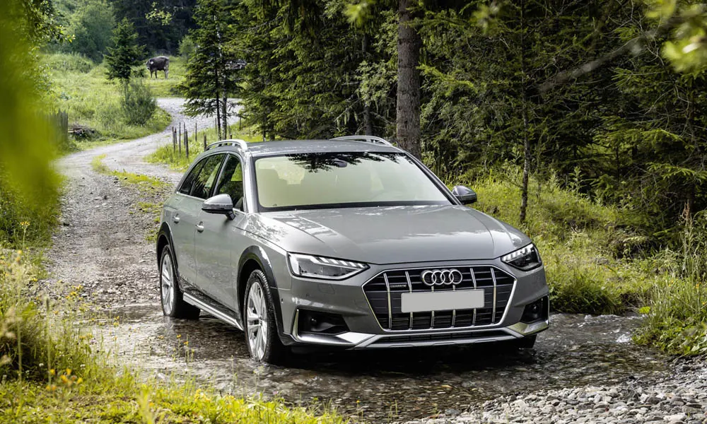 Фото Audi A4 allroad quattro — вид спереди, фото 3. Серый кузов, строгая симметрия оптики — базовый ракурс знакомства с дизайном. Рисунок ходовых огней — подпись модели, по нему её узнают в потоке Audi A4 allroad quattro — вид спереди, фото 3
