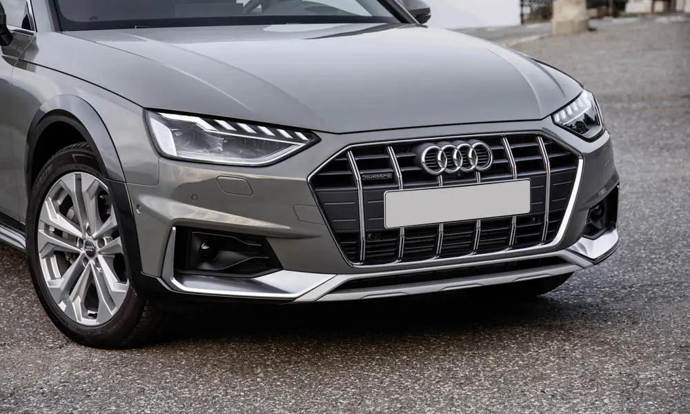 Фото Audi A4 allroad quattro — вид спереди, фото 4. Анфас: пропорции капота, посадка кузова и графика ходовых огней. Рисунок ходовых огней — подпись модели, по нему её узнают в потоке Audi A4 allroad quattro — вид спереди, фото 4