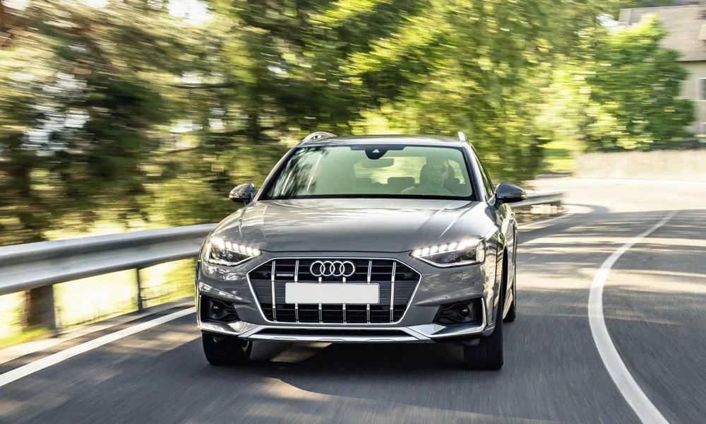 Фото Audi A4 allroad quattro — вид спереди, фото 5. Анфас: пропорции капота, посадка кузова и графика ходовых огней. Дневные ходовые огни включаются автоматически с запуском Audi A4 allroad quattro — вид спереди, фото 5