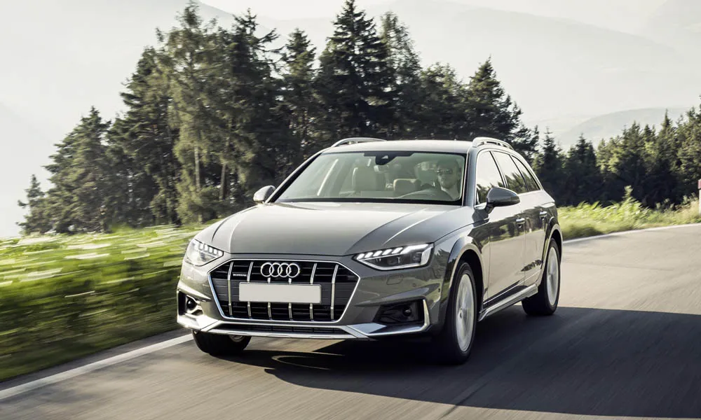 Фото Audi A4 allroad quattro — вид спереди, фото 6. Кузов в сером цвете: рисунок оптики и решётки задаёт узнаваемое «лицо» модели. Рисунок ходовых огней — подпись модели, по нему её узнают в потоке Audi A4 allroad quattro — вид спереди, фото 6
