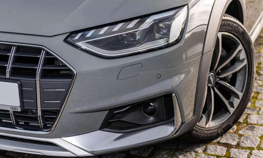 Фото Audi A4 allroad quattro — вид спереди, фото 8. Передок в сером исполнении — крупная светотехника и выразительный бампер Audi A4 allroad quattro — вид спереди, фото 8