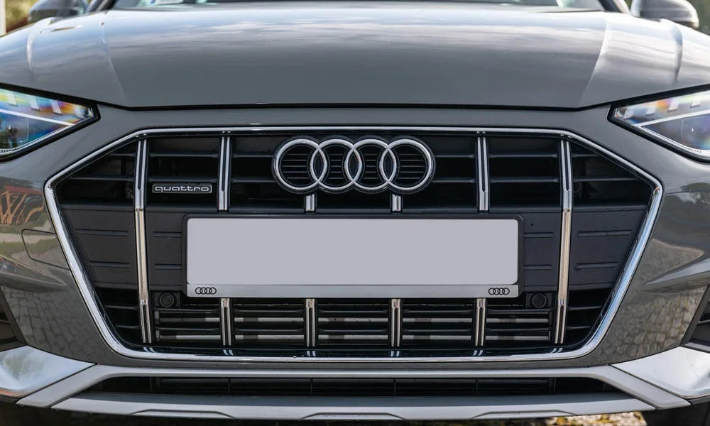 Фото Audi A4 allroad quattro — решётка радиатора. Рисунок решётки: сетка, ламели или глухая панель у электроверсий. Активные жалюзи за решёткой закрываются на трассе ради аэродинамики — есть у ряда моделей Audi A4 allroad quattro — решётка радиатора