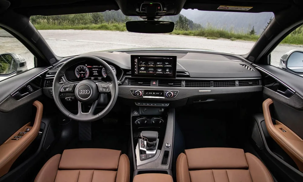 Фото Audi A4 allroad quattro — интерьер. Общий план салона: архитектура панели, консоль и кресла. Светлая гамма зрительно расширяет салон, тёмная — практичнее в уходе Audi A4 allroad quattro — интерьер