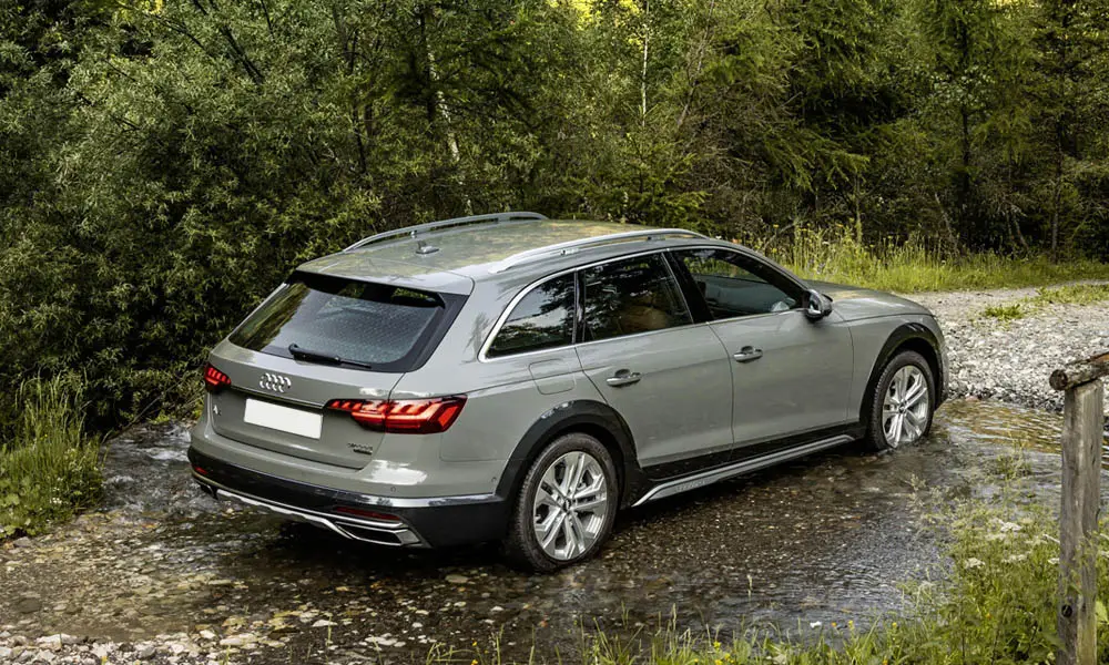 Фото Audi A4 allroad quattro — вид сзади, фото 4. Линия крыши, стойки и задняя дверь в сером исполнении. Насадки выхлопа или их имитация внизу бампера различают версии Audi A4 allroad quattro — вид сзади, фото 4