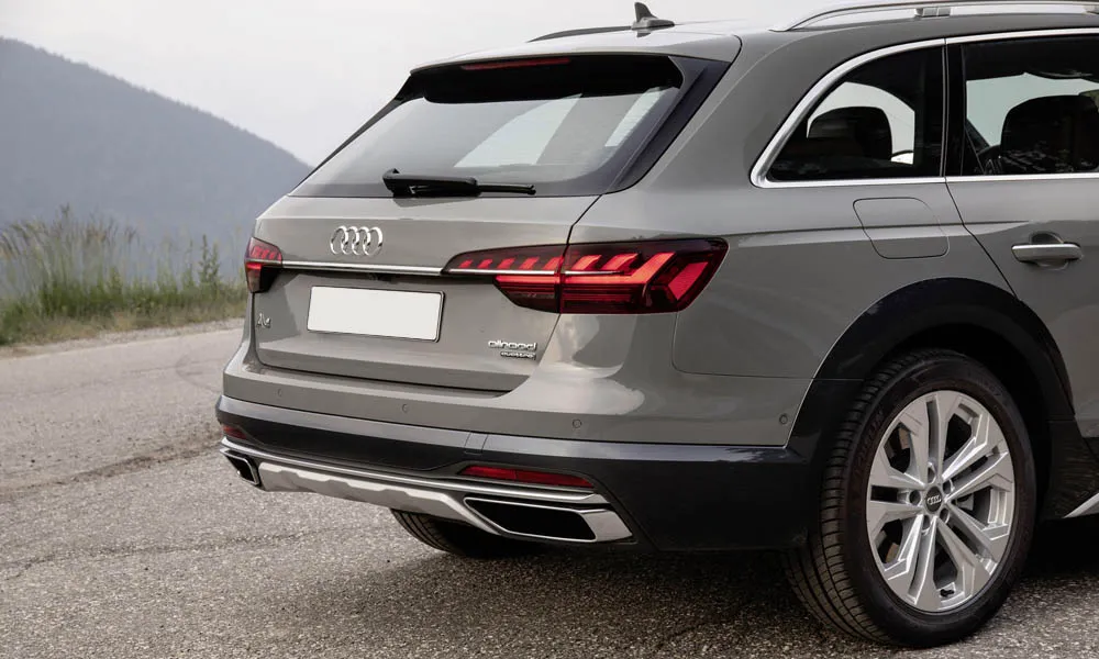 Фото Audi A4 allroad quattro — вид сзади, фото 5. Линия крыши, стойки и задняя дверь в сером исполнении. Светодиодная полоса или раздельные секции — задняя оптика стала главным украшением кормы Audi A4 allroad quattro — вид сзади, фото 5