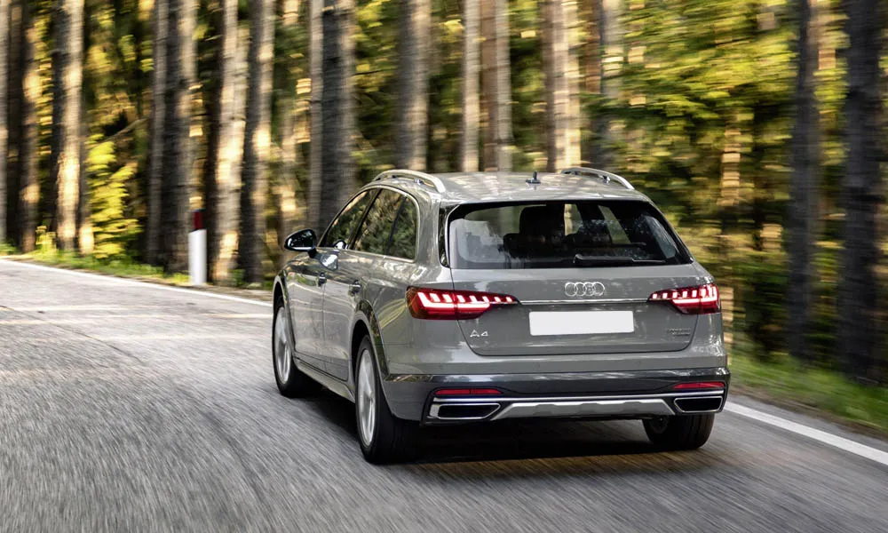 Фото Audi A4 allroad quattro — вид сзади, фото 6. Серый кузов сзади — фонари и бампер определяют ночной образ модели. Насадки выхлопа или их имитация внизу бампера различают версии Audi A4 allroad quattro — вид сзади, фото 6