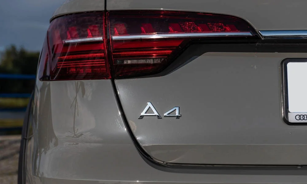 Фото Audi A4 allroad quattro — вид сзади, фото 8. Линия крыши, стойки и задняя дверь в сером исполнении. Насадки выхлопа или их имитация внизу бампера различают версии Audi A4 allroad quattro — вид сзади, фото 8