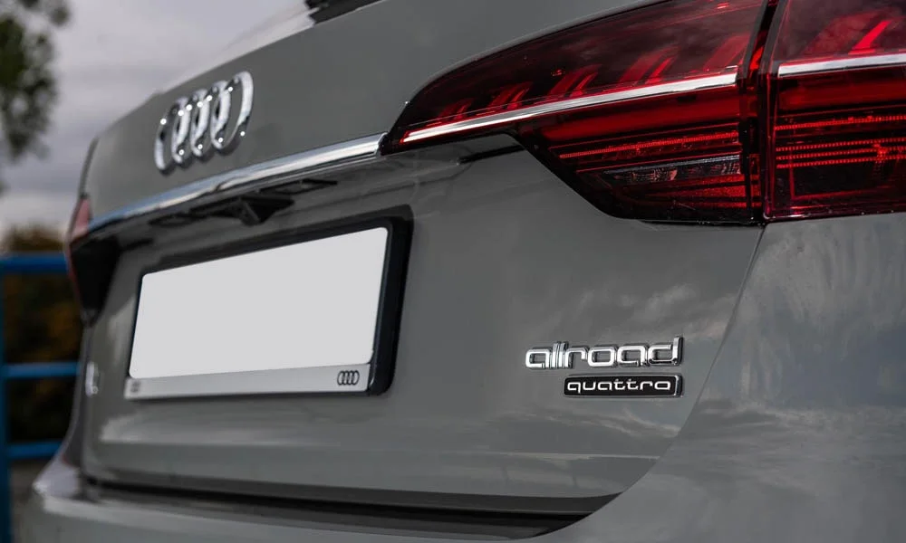 Фото Audi A4 allroad quattro — вид сзади, фото 9. Серый кузов сзади — фонари и бампер определяют ночной образ модели. Насадки выхлопа или их имитация внизу бампера различают версии Audi A4 allroad quattro — вид сзади, фото 9