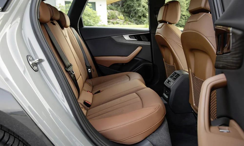 Фото Audi A4 allroad quattro — задние сиденья. Посадка второго ряда: подголовники и подлокотник. Крепления ISOFIX для детских кресел — в основании спинки Audi A4 allroad quattro — задние сиденья