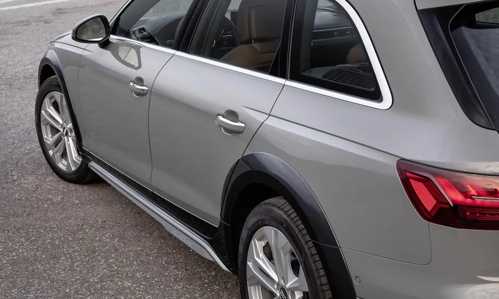 Фото Audi A4 allroad quattro — вид сбоку, фото 2. Профиль в сером цвете: соотношение колёсной базы и свесов. Хромированные или чёрные молдинги окон отличают комплектации Audi A4 allroad quattro — вид сбоку, фото 2