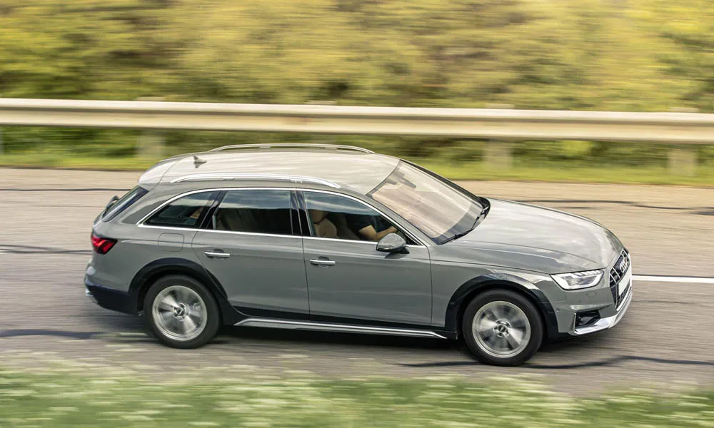 Фото Audi A4 allroad quattro — вид сбоку, фото 4. Профиль кузова: колёсная база, свесы и линия остекления. Длинная база — простор второго ряда; короткие свесы упрощают парковку Audi A4 allroad quattro — вид сбоку, фото 4