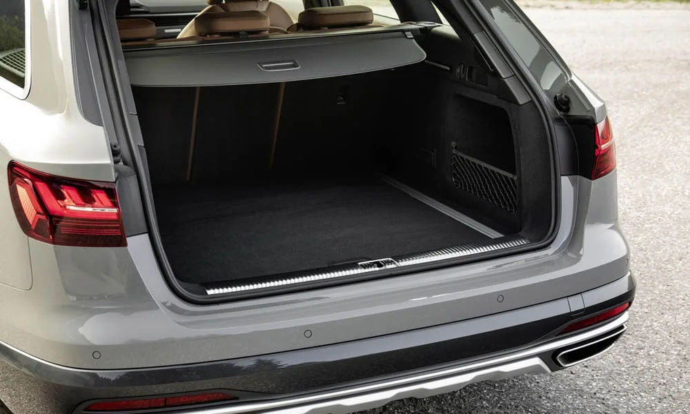 Фото Audi A4 allroad quattro — багажник. Грузовой отсек с открытой дверью: погрузочная высота и ширина проёма. Электропривод двери с датчиком под бампером — руки заняты, багажник открыт Audi A4 allroad quattro — багажник