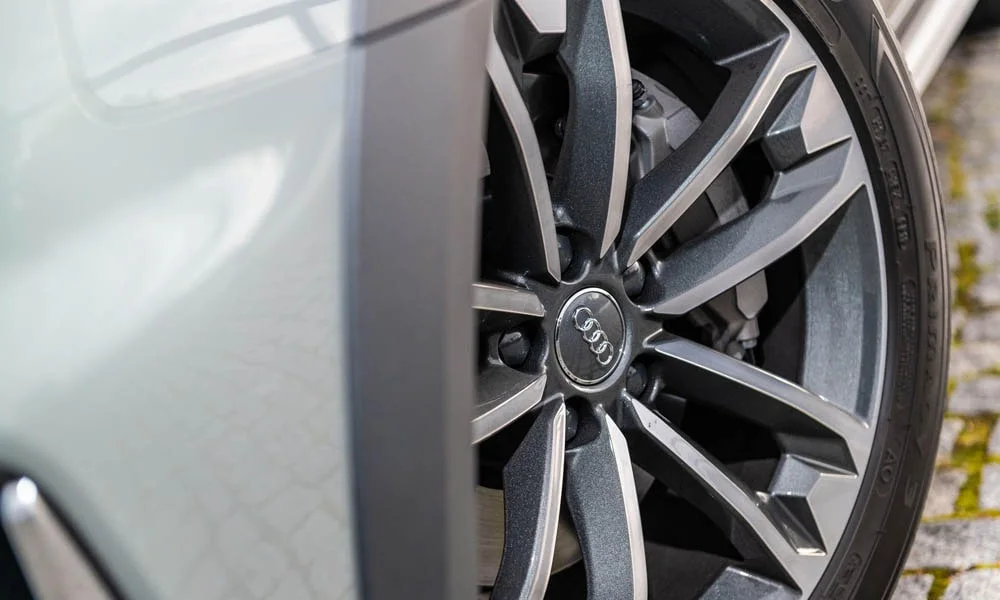 Фото Audi A4 allroad quattro — колесо и диск. Дизайн спиц и профиль резины крупным планом Audi A4 allroad quattro — колесо и диск
