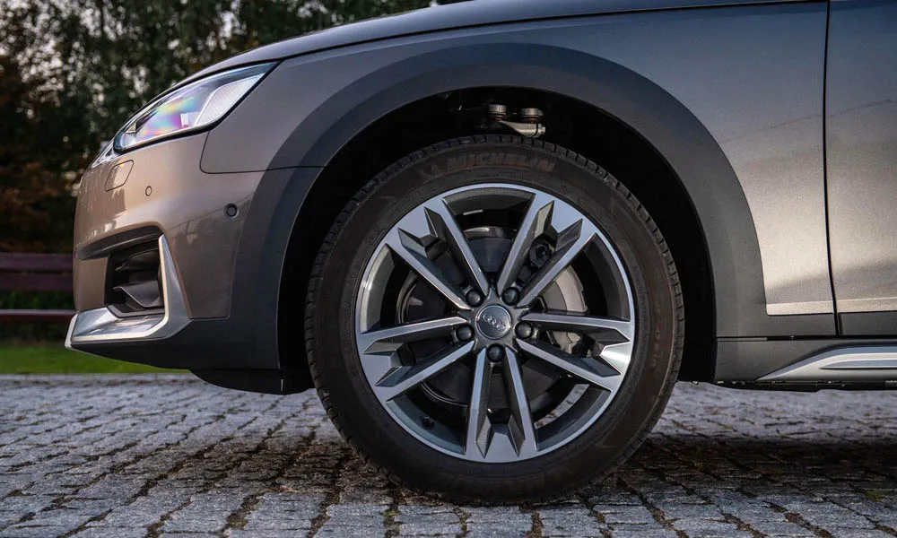 Фото Audi A4 allroad quattro — колесо и диск, фото 2. Дизайн спиц и профиль резины крупным планом Audi A4 allroad quattro — колесо и диск, фото 2
