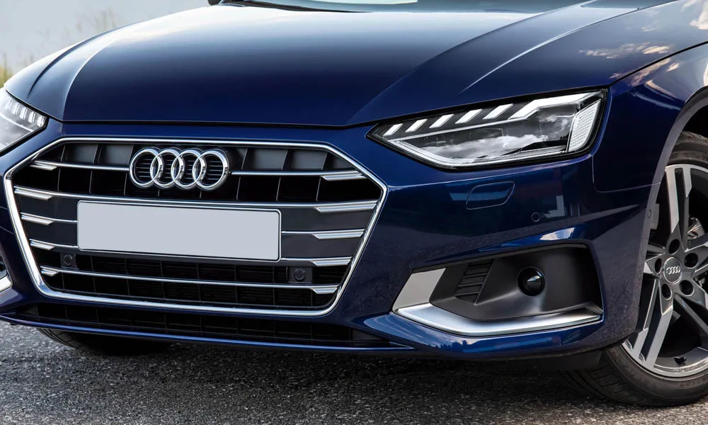 Фото Audi A4 Avant — вид спереди, фото 6. Синий кузов, строгая симметрия оптики — базовый ракурс знакомства с дизайном. Рисунок ходовых огней — подпись модели, по нему её узнают в потоке Audi A4 Avant — вид спереди, фото 6