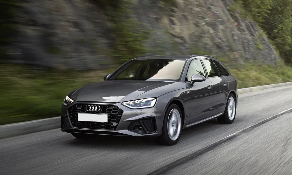 Фото Audi A4 Avant — вид спереди, фото 13. Кузов в сером цвете: рисунок оптики и решётки задаёт узнаваемое «лицо» модели. Дневные ходовые огни включаются автоматически с запуском Audi A4 Avant — вид спереди, фото 13
