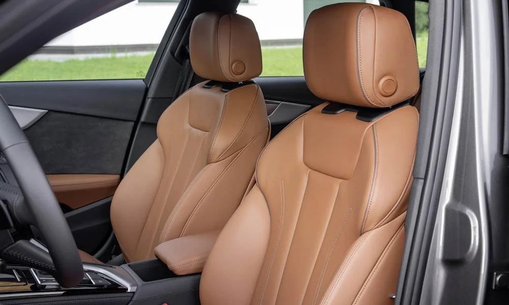 Фото Audi A4 Avant — передние сиденья. Профиль кресел: боковая поддержка и подголовники. Выраженная боковая поддержка держит в поворотах Audi A4 Avant — передние сиденья