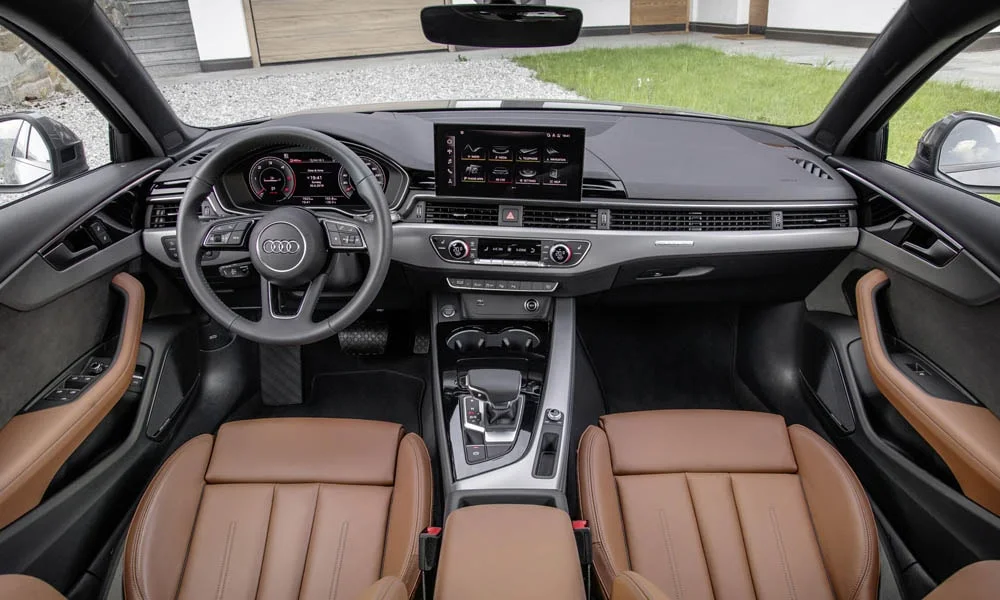 Фото Audi A4 Avant — интерьер. Общий план салона: посадка, материалы и организация пространства в коричневой гамме. Уровень отделки читается по стыкам панелей и мягким поверхностям в зонах касания Audi A4 Avant — интерьер