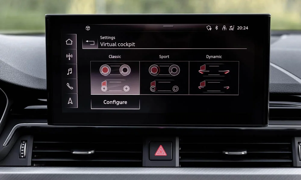 Фото Audi A4 Avant — экран мультимедиа. Интерфейс медиасистемы крупным планом. Поддержка смартфонов и обновления «по воздуху» — ключевые вопросы к медиасистеме; наличие русификации уточняйте у дилера Audi A4 Avant — экран мультимедиа