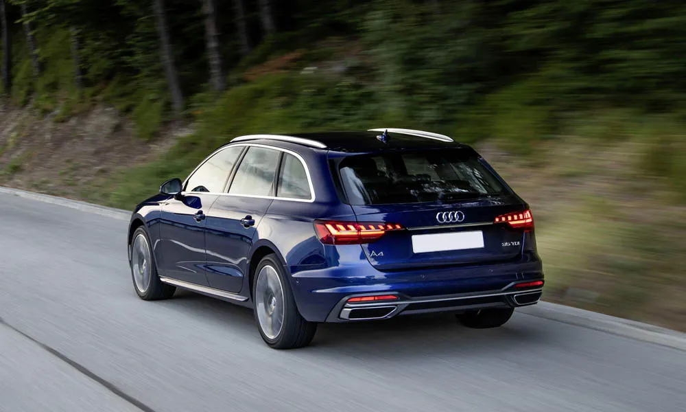 Фото Audi A4 Avant — вид сзади, фото 4. Корма в синем цвете: графика фонарей и пластика пятой двери Audi A4 Avant — вид сзади, фото 4