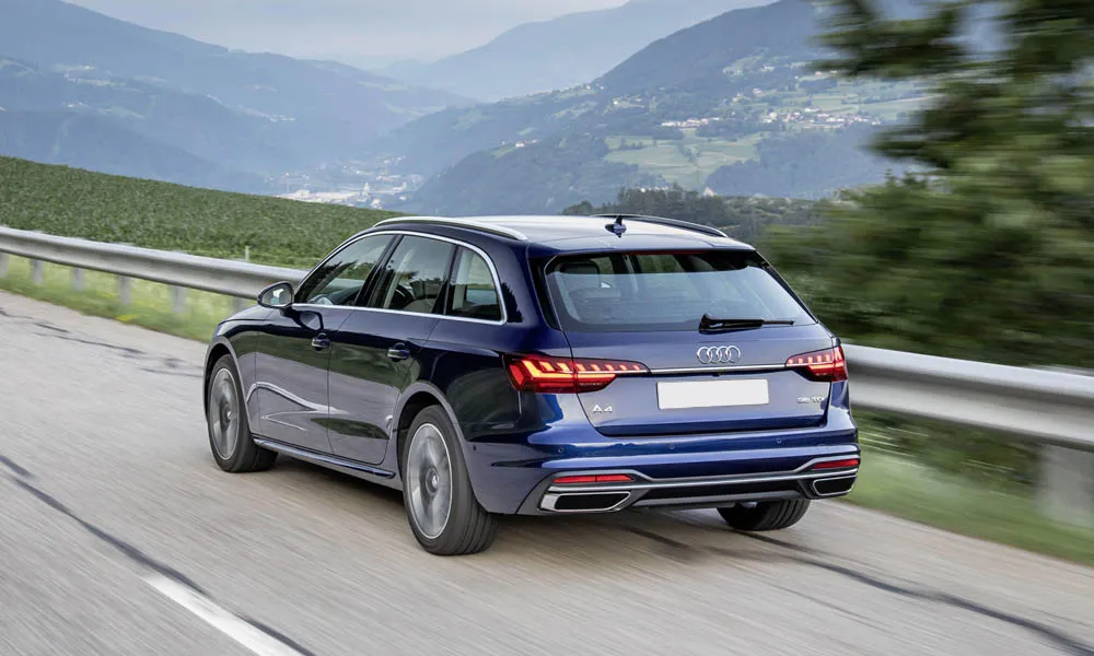 Фото Audi A4 Avant — вид сзади, фото 5. Корма в синем цвете: графика фонарей и пластика пятой двери Audi A4 Avant — вид сзади, фото 5