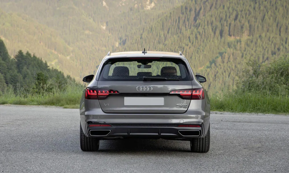 Фото Audi A4 Avant — вид сзади, фото 7. Линия крыши, стойки и задняя дверь в сером исполнении. Светодиодная полоса или раздельные секции — задняя оптика стала главным украшением кормы Audi A4 Avant — вид сзади, фото 7