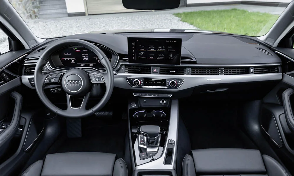 Фото Audi A4 — передняя панель, фото 2. Архитектура передней панели: ярусы, вставки и консоль в тёмной гамме. Мягкие материалы верхнего яруса и вставки задают уровень интерьера Audi A4 — передняя панель, фото 2
