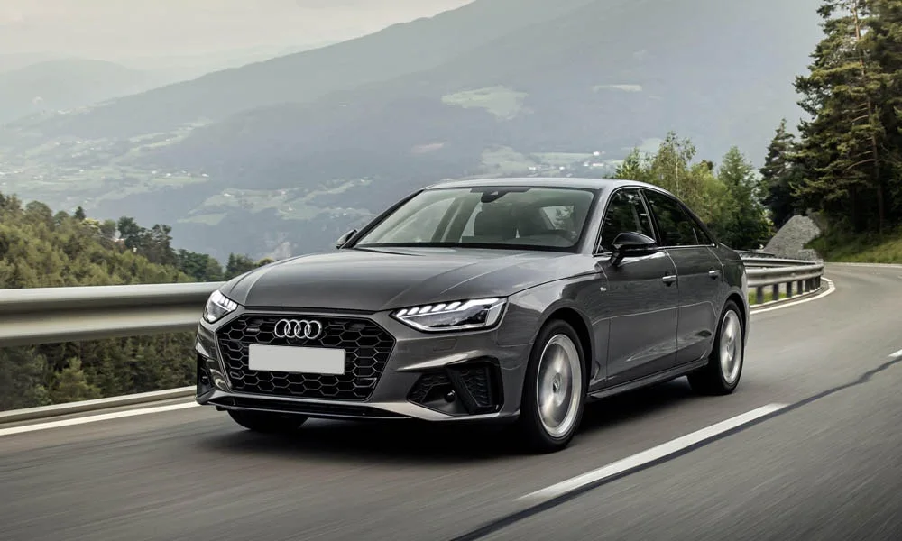 Фото Audi A4 — вид спереди, фото 4. Передок в сером исполнении — крупная светотехника и выразительный бампер. Рисунок ходовых огней — подпись модели, по нему её узнают в потоке Audi A4 — вид спереди, фото 4