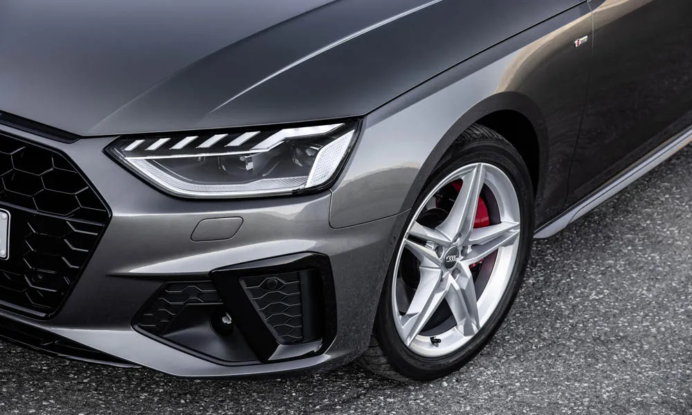 Фото Audi A4 — вид спереди, фото 5. Серый кузов, строгая симметрия оптики — базовый ракурс знакомства с дизайном. Рисунок ходовых огней — подпись модели, по нему её узнают в потоке Audi A4 — вид спереди, фото 5