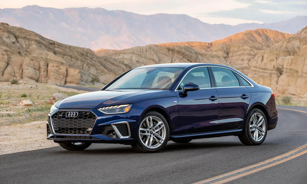 Фото Audi A4 — вид спереди, фото 8. Синий кузов, строгая симметрия оптики — базовый ракурс знакомства с дизайном Audi A4 — вид спереди, фото 8