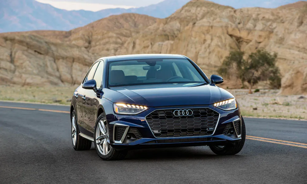 Фото Audi A4 — вид спереди, фото 9. Синий кузов, строгая симметрия оптики — базовый ракурс знакомства с дизайном Audi A4 — вид спереди, фото 9