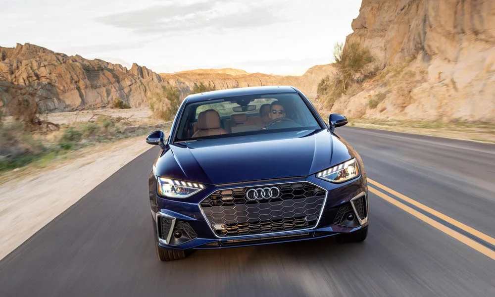 Фото Audi A4 — вид спереди, фото 11. Оптика, решётка и бампер — первое впечатление о модели. Рисунок ходовых огней — подпись модели, по нему её узнают в потоке Audi A4 — вид спереди, фото 11
