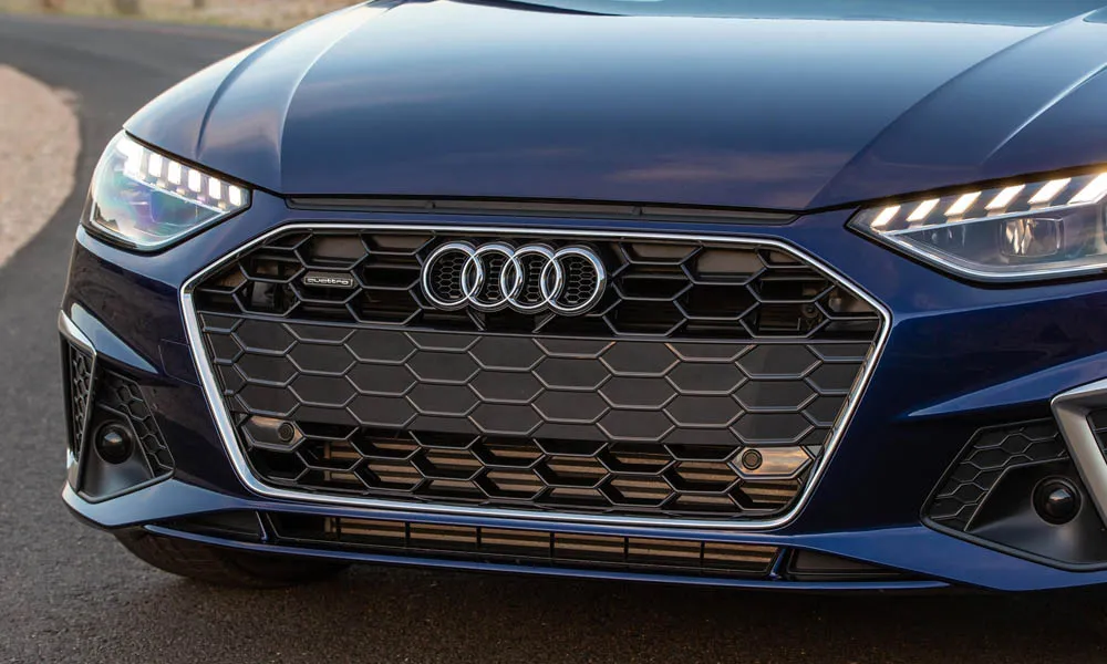 Фото Audi A4 — вид спереди, фото 13. Анфас: пропорции капота, посадка кузова и графика ходовых огней. Рисунок ходовых огней — подпись модели, по нему её узнают в потоке Audi A4 — вид спереди, фото 13