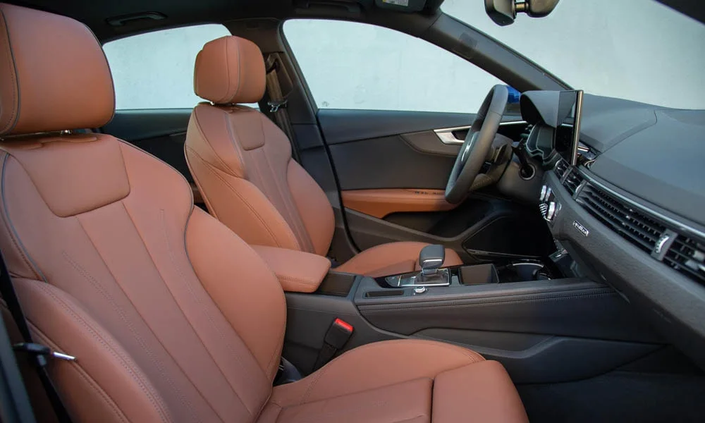 Фото Audi A4 — передние сиденья. Профиль кресел: боковая поддержка и подголовники. Перфорация обивки нужна для вентиляции — функции старших комплектаций Audi A4 — передние сиденья
