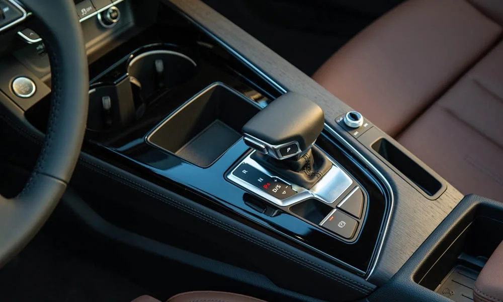 Фото Audi A4 — селектор коробки передач. Управление коробкой: компактный селектор освобождает место на тоннеле. Режимы движения и электронный ручник собраны рядом с селектором Audi A4 — селектор коробки передач