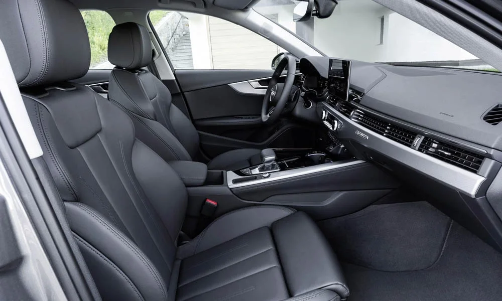 Фото Audi A4 — интерьер, фото 2. Общий план салона: архитектура панели, консоль и кресла Audi A4 — интерьер, фото 2