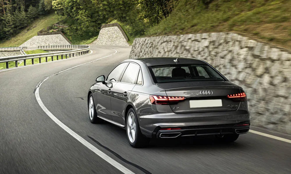 Фото Audi A4 — вид сзади, фото 4. Графика фонарей, бампер и оформление пятой двери. Светодиодная полоса или раздельные секции — задняя оптика стала главным украшением кормы Audi A4 — вид сзади, фото 4
