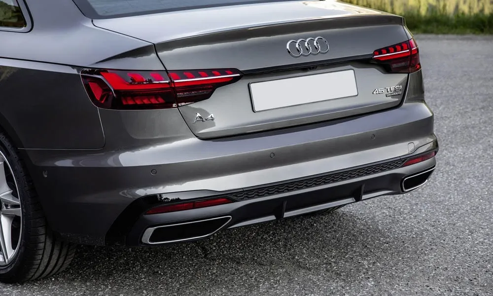 Фото Audi A4 — вид сзади, фото 5. Корма в сером цвете: графика фонарей и пластика пятой двери Audi A4 — вид сзади, фото 5