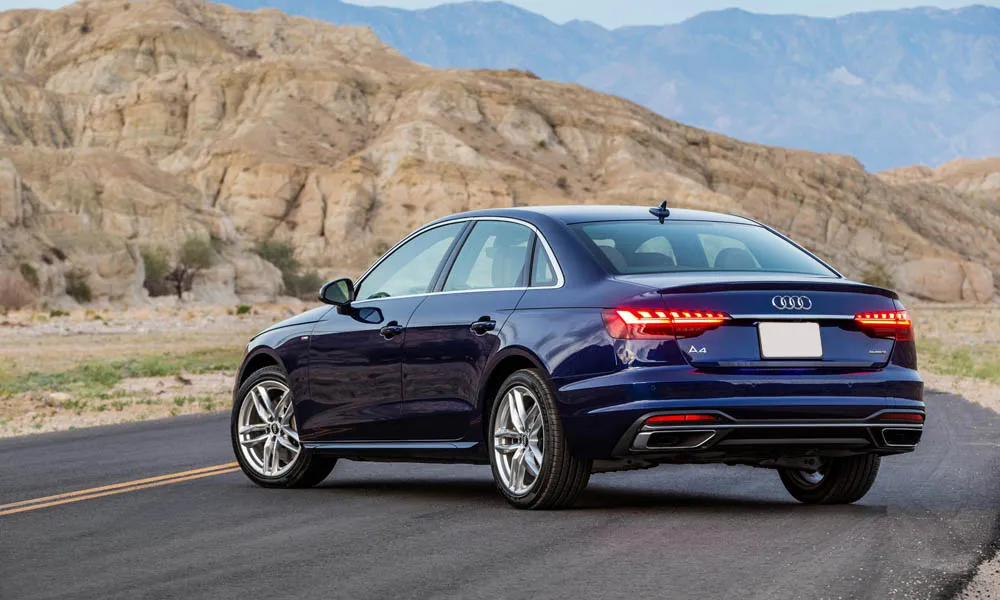 Фото Audi A4 — вид сзади, фото 7. Графика фонарей, бампер и оформление пятой двери. Светодиодная полоса или раздельные секции — задняя оптика стала главным украшением кормы Audi A4 — вид сзади, фото 7
