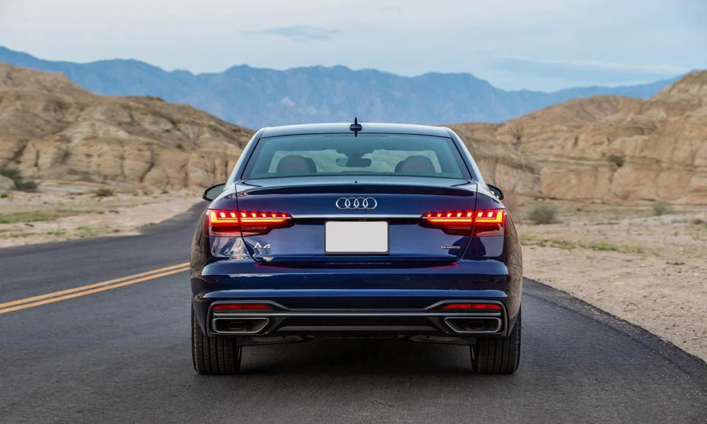 Фото Audi A4 — вид сзади, фото 8. Графика фонарей, бампер и оформление пятой двери. Насадки выхлопа или их имитация внизу бампера различают версии Audi A4 — вид сзади, фото 8