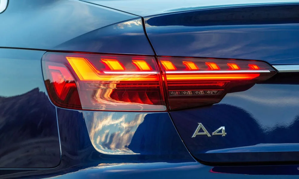Фото Audi A4 — вид сзади, фото 9. Линия крыши, стойки и задняя дверь в синем исполнении Audi A4 — вид сзади, фото 9