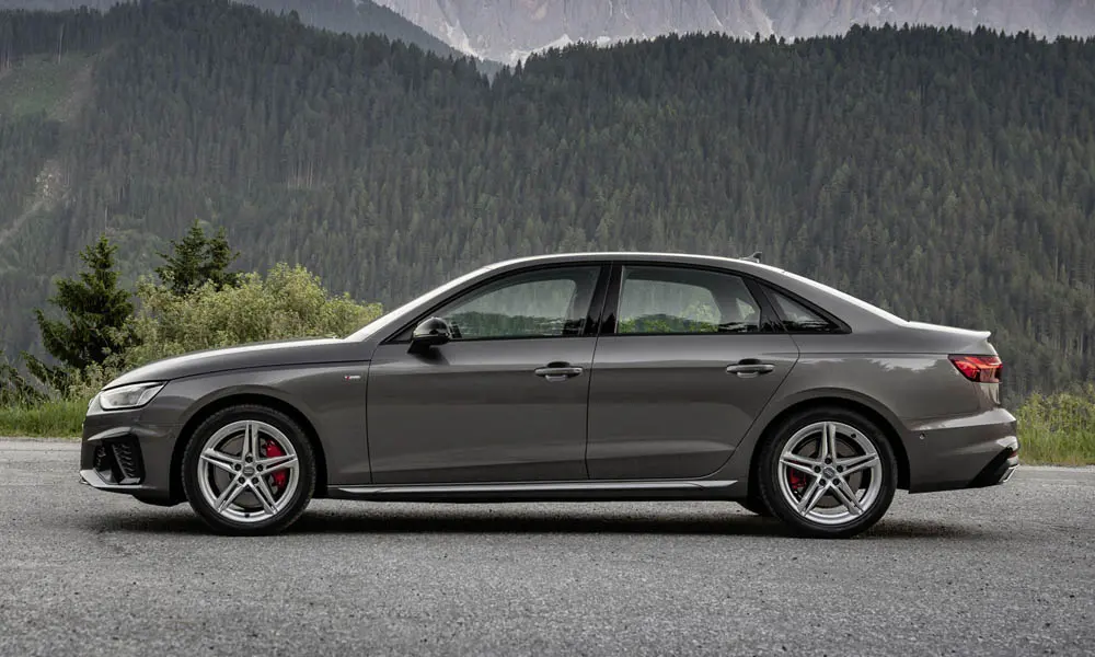 Фото Audi A4 — вид сбоку. Профиль в сером цвете: соотношение колёсной базы и свесов. Длинная база — простор второго ряда; короткие свесы упрощают парковку Audi A4 — вид сбоку