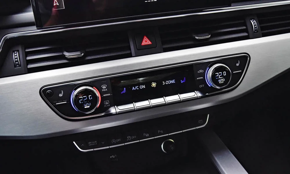 Фото Audi A5 (2024) — блок климат-контроля. Физические клавиши температуры и обдува. Отдельные клавиши климата удобнее сенсорных меню в движении Audi A5 (2024) — блок климат-контроля