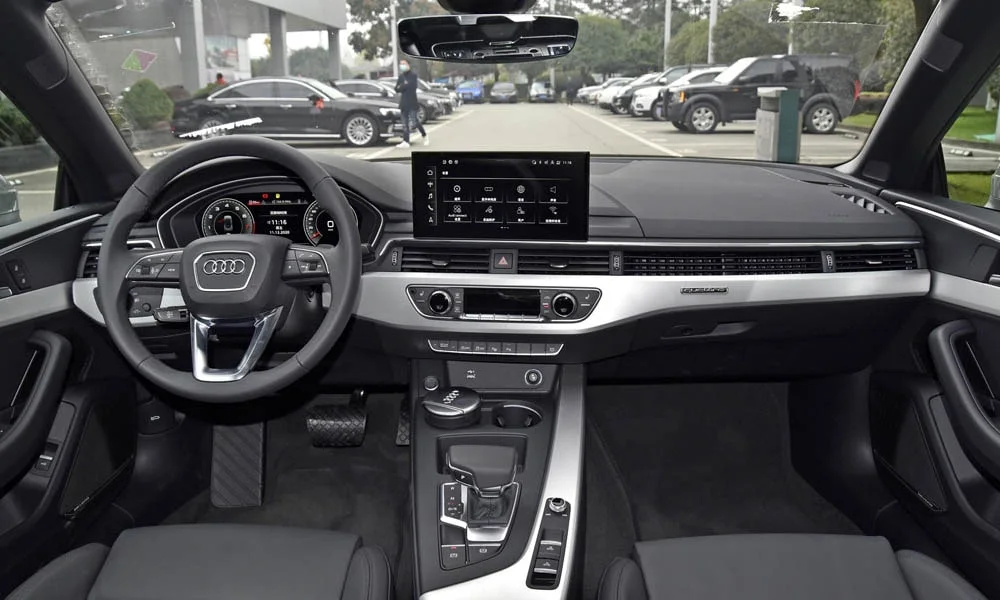 Фото Audi A5 (2024) — передняя панель. Архитектура передней панели: ярусы, вставки и консоль в светло-серой гамме Audi A5 (2024) — передняя панель